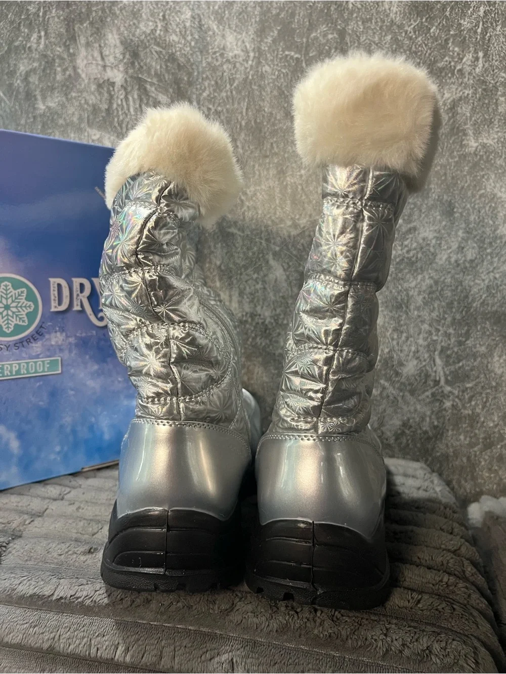 Easy Street Silver Quilted Faux-Fur Winter Boots for Women new 9